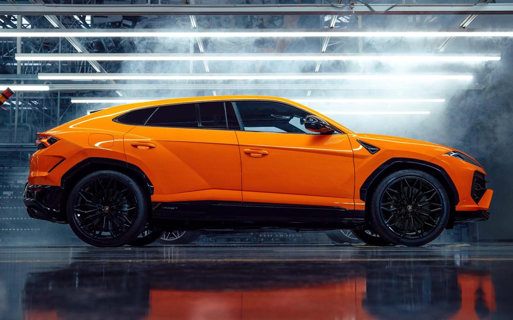Laterale di Lamborghini Urus SE 2024 Arancione Laterale di Lamborghini Urus SE 2024 Arancione